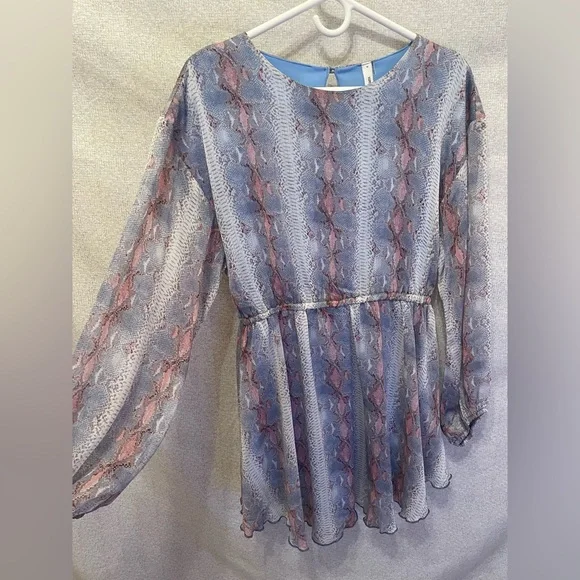 Printed flowy dress with bell sleeves! - Picture 2 of 3